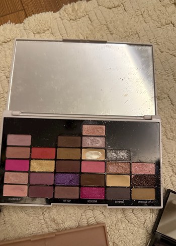 Çeşitli Renklerde Göz Farı Paletleri - Görsel 3