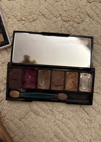 Çeşitli Renklerde Göz Farı Paletleri - Görsel 6