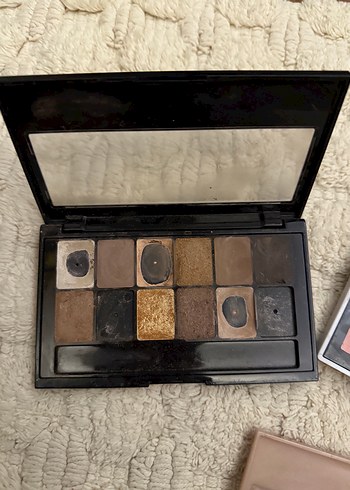 Çeşitli Renklerde Göz Farı Paletleri - Görsel 4