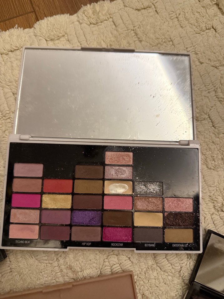 Çeşitli Renklerde Göz Farı Paletleri - Görsel 3