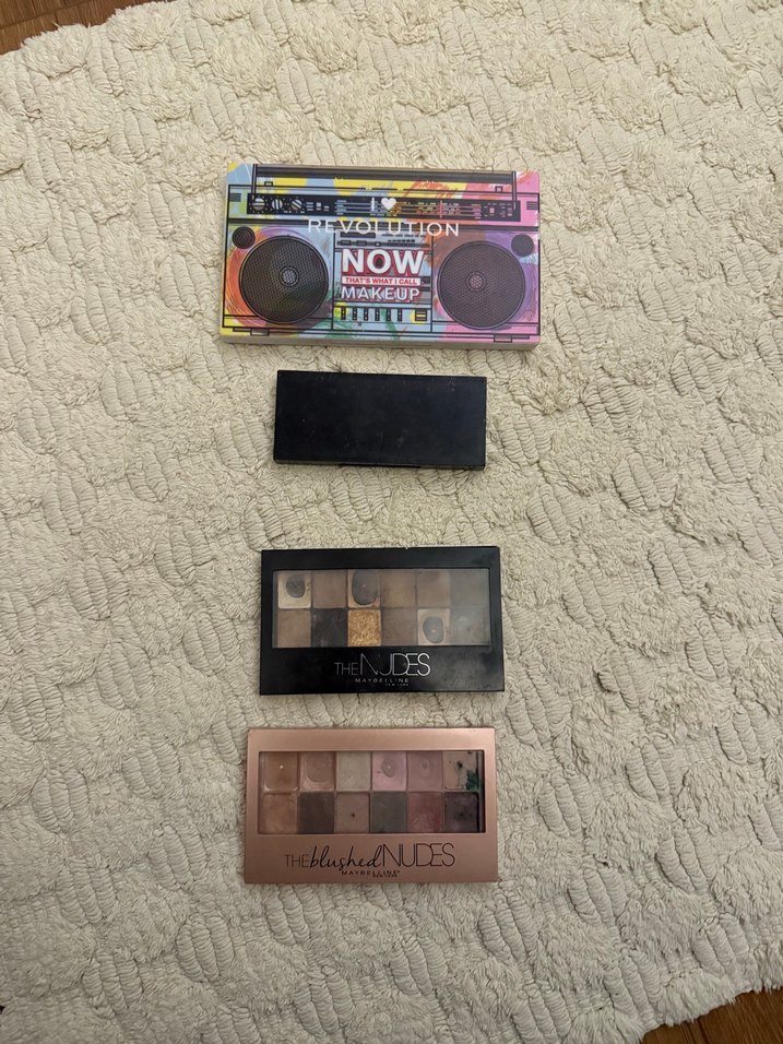 Çeşitli Renklerde Göz Farı Paletleri - Görsel 2