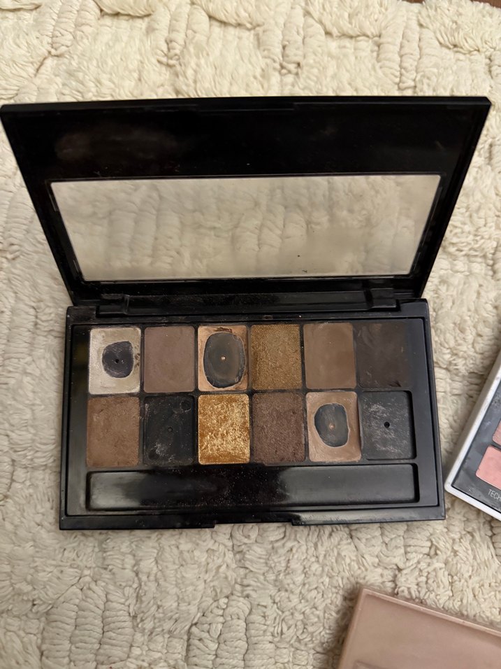 Çeşitli Renklerde Göz Farı Paletleri - Görsel 4