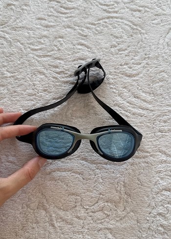 Gri Tokalı Minimalist Yüzücü Gözlüğü