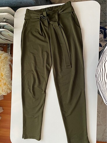 Haki yeşili pantolon