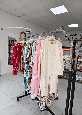 6 Yaş Beden Beyaz Desenli Uzun kollu pijama takımı