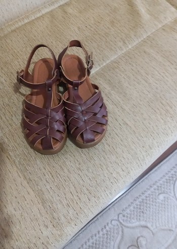 Kahverengi Deri Dolgu Topuklu Kadın Sandalet