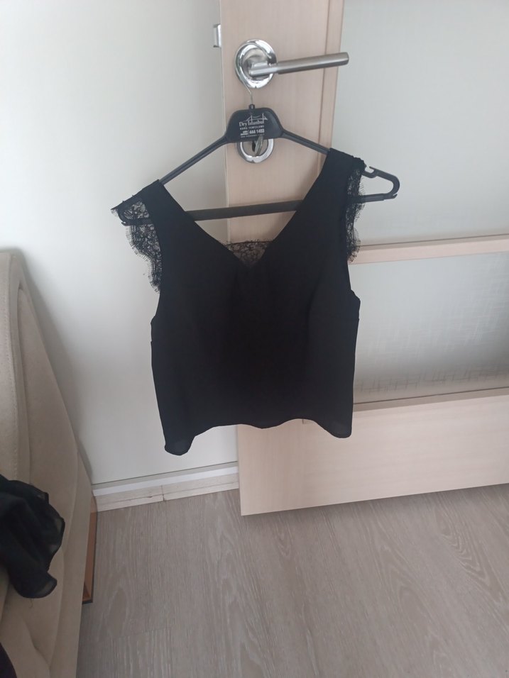 Dantelli Siyah V Yaka bluz - Görsel 2