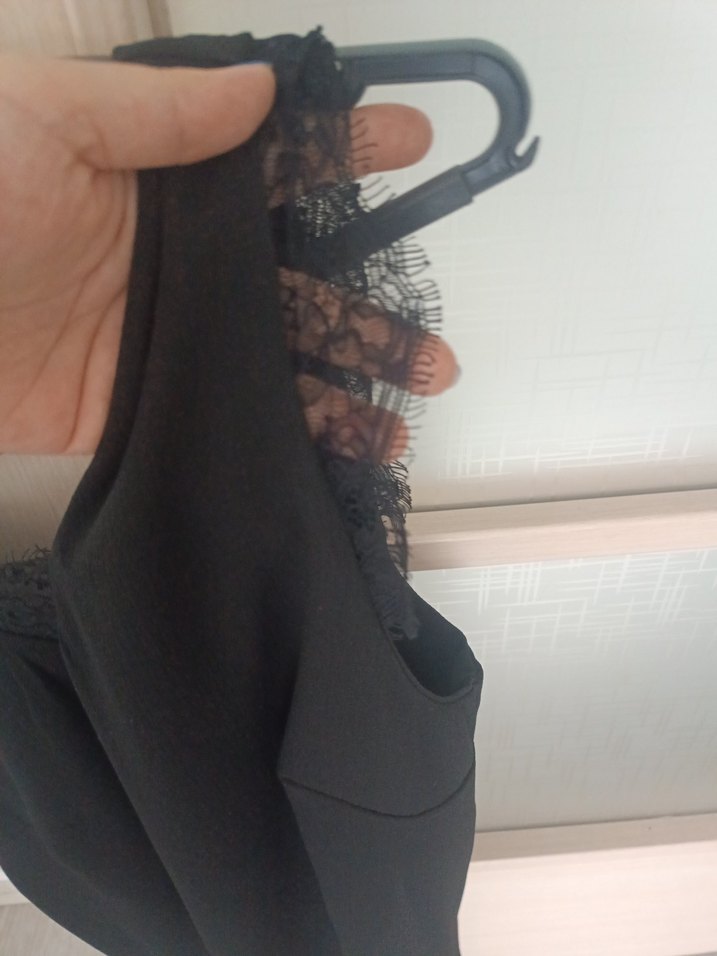 Dantelli Siyah V Yaka bluz - Görsel 4