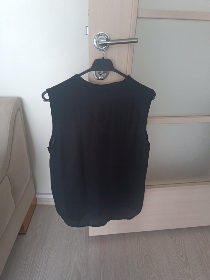 Siyah Fermuarlı V Yaka Kolsuz Bluz - Görsel 2