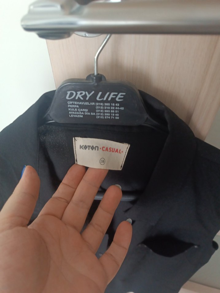 Düğmeli Siyah Kolsuz Kadın Gömlek - Görsel 4