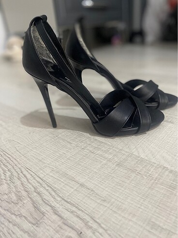 Siyah ince topuklu ayakkabı