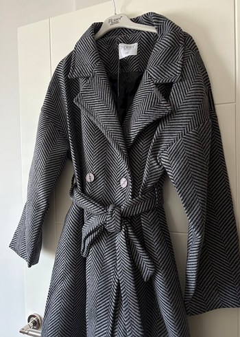 Zara Kemerli Siyah Beyaz Desenli Kaban