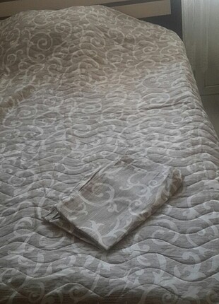 Çift kişilik yatak örtüsü ve dik süpürge 