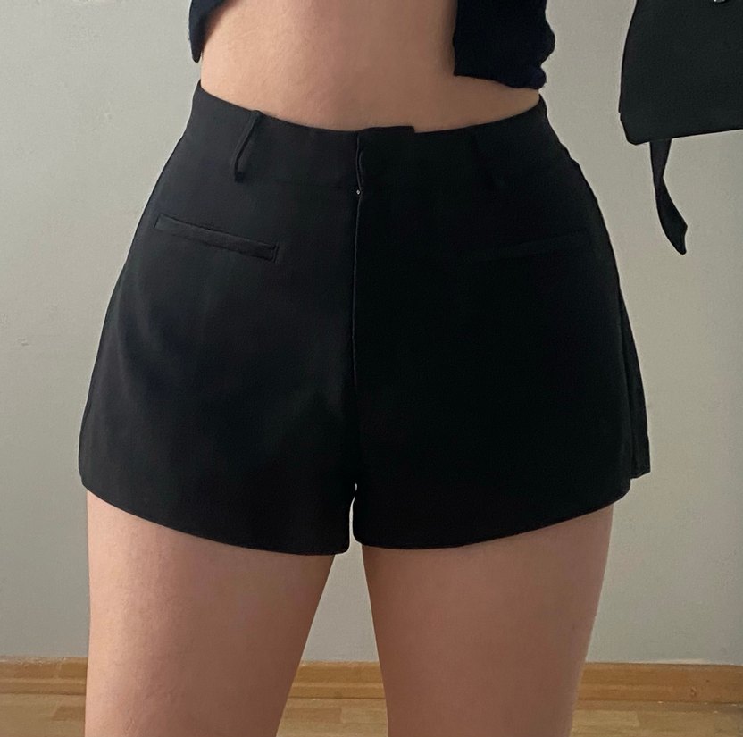 Düğmeli Siyah Kadın Mini Şort - Görsel 3