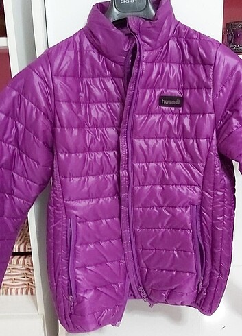fuşyaya yakın bir mor hummel mont