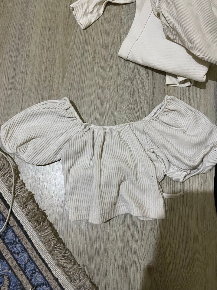 Kısa beyaz Pliseli crop - Görsel 2