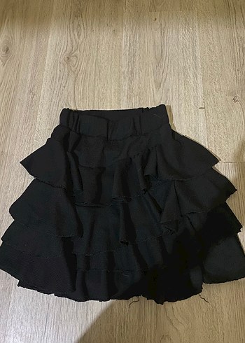 Beyaz ve Siyah Fırfırlı Mini Etek - Görsel 3