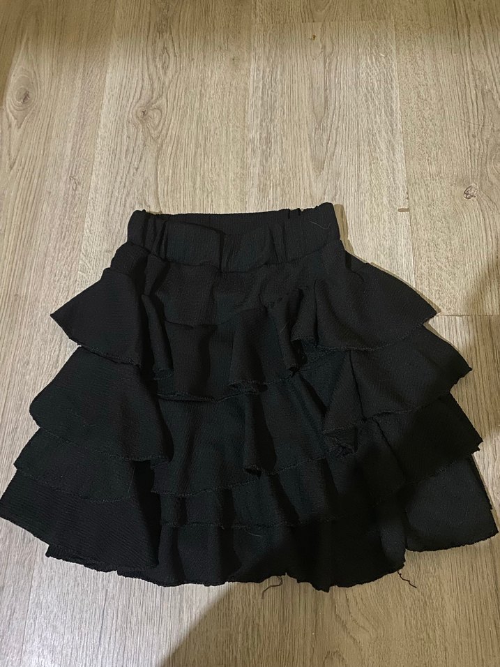 Beyaz ve Siyah Fırfırlı Mini Etek - Görsel 3