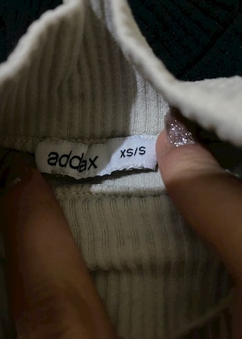 Siyah ve bej Kısa Kollu Boğazlı Kadın Tişört - Görsel 3