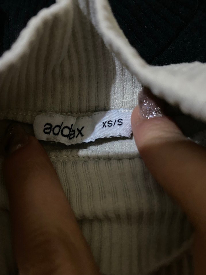 Siyah ve bej Kısa Kollu Boğazlı Kadın Tişört - Görsel 3