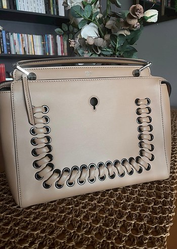 Bej Zincir Detaylı Deri Fendi Çanta