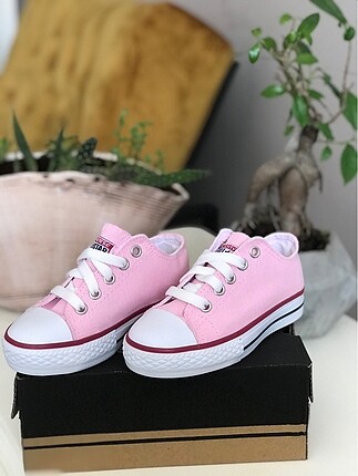 Pembe çocuk converse