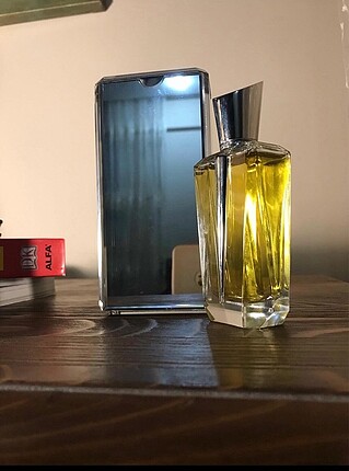 Mugler A Travers Le Miroir
