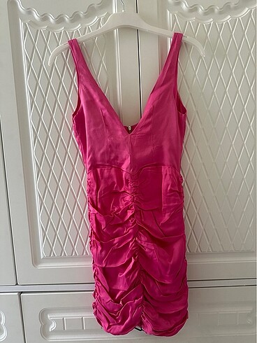 Pembe elbise