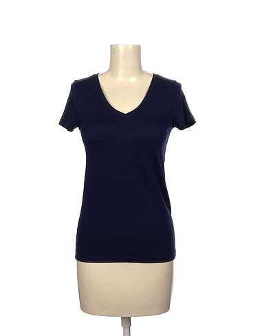 Gap T-shirt %70 İndirimli.