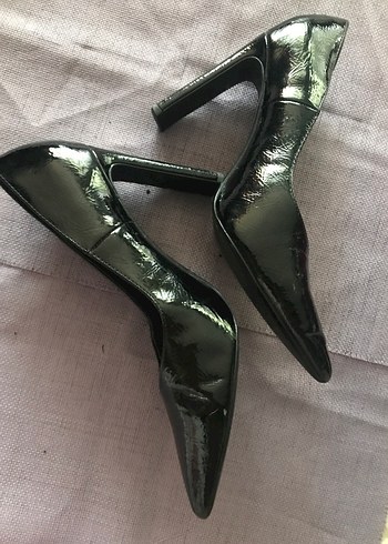 Parlak Yılan Desenli Tokalı Stiletto