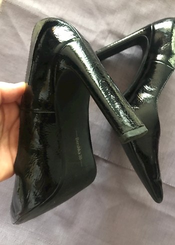Bershka Parlak Yılan Desenli Tokalı Stiletto