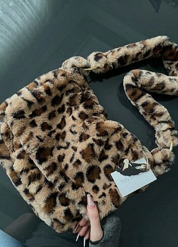 Leopar desenli peluş çanta 