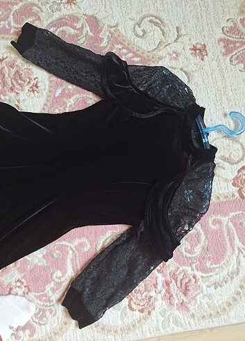 Zara Siyah kadife kolları dantel detaylı elbise 