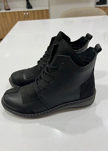 Siyah Deri Bağcıklı Kadın Bot - Görsel 3