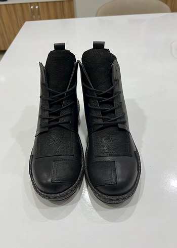 Siyah Deri Bağcıklı Kadın Bot - Görsel 2