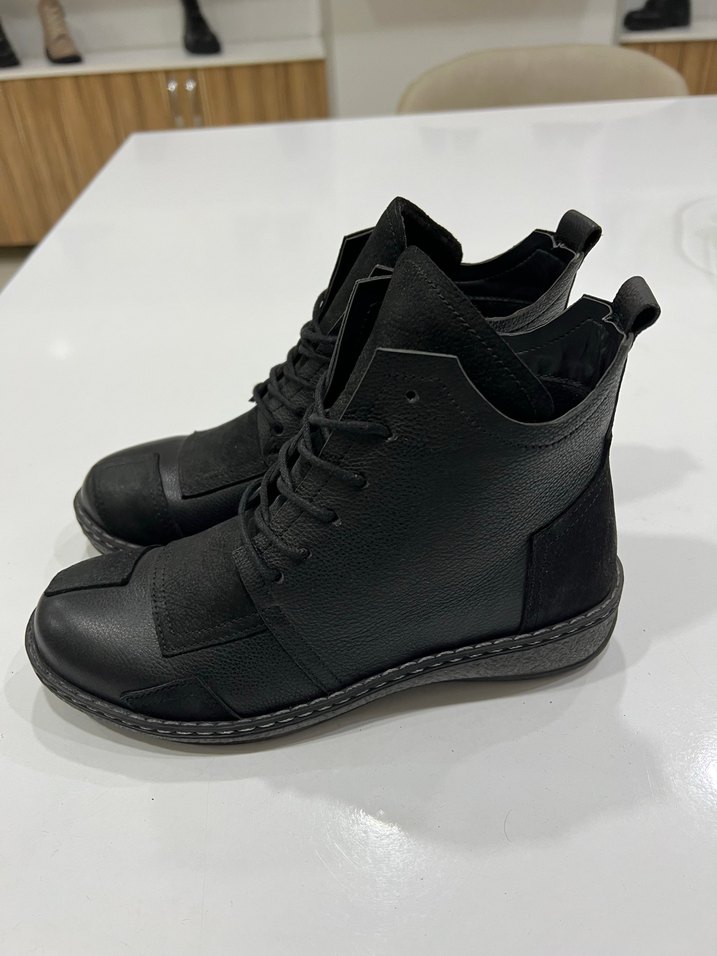 Siyah Deri Bağcıklı Kadın Bot - Görsel 3