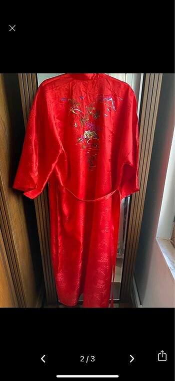 Kırmızı ipek işlemeli saten kimono