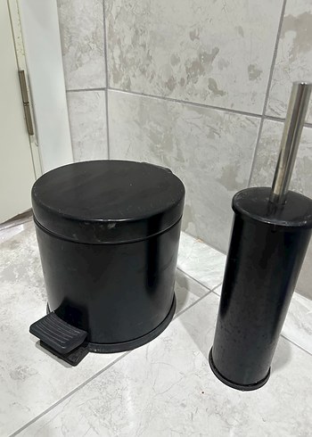 Diğer Siyah Pedallı Çöp Kutusu ve Tuvalet Fırçası Seti
