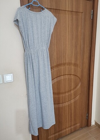 Kadın gri uzun elbise