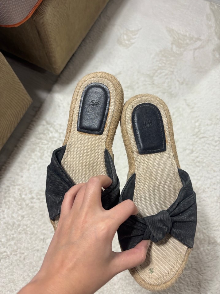 Siyah Fiyonklu Dolgu Topuk Kadın Terlik - Görsel 2