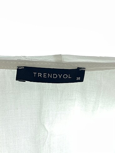 36 Beden beyaz Renk Trendyol & Milla Gömlek %70 İndirimli.