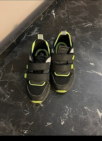 31 Beden siyah Renk Zara erkek çocuk spor ayakkabı