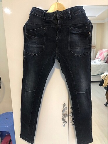 Hiç giyilmedi kot pantalon