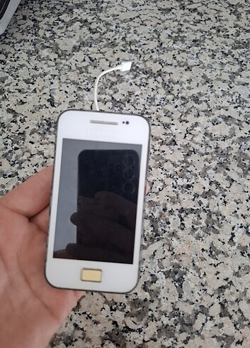 Eski telefonu çalışıyor şarjı aleti var 
