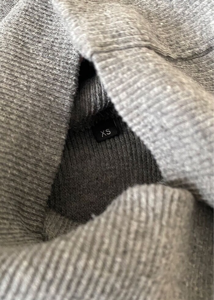 boğazlı parmak geçirmeli crop kazak - Görsel 3