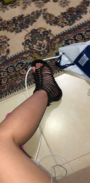 Mia Siyah İpli Sandalet