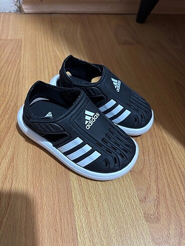 Adidas bebek sandalet 21 numara