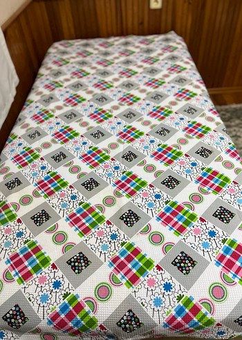 Renkli Kareli Yatak Örtüsü - Görsel 3