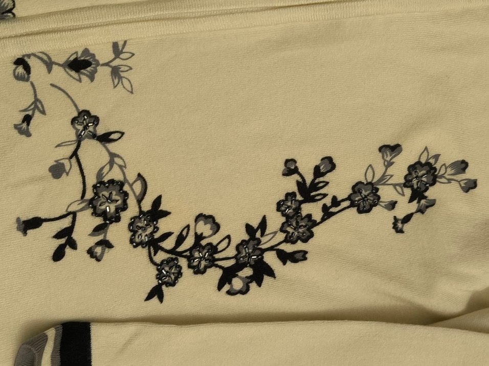 V Yaka,boncuk ve çiçek desenli Fermuarlı Beyaz Kadın Ceket hırka - Görsel 4