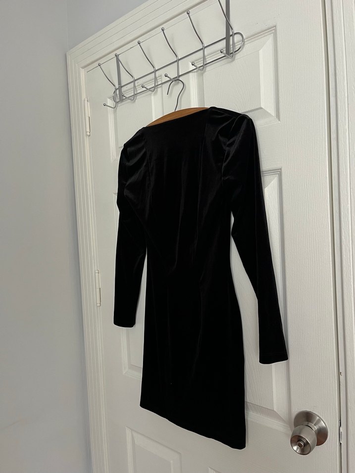 Siyah Kare Yaka Uzun Kollu Mini Kadife  Elbise - Görsel 4